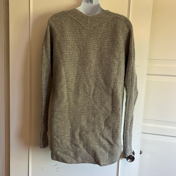 Vince,Traveling  Rib V Neck Sweater in
Heather Steel. Cashmere blend. - Picture 6 of 15